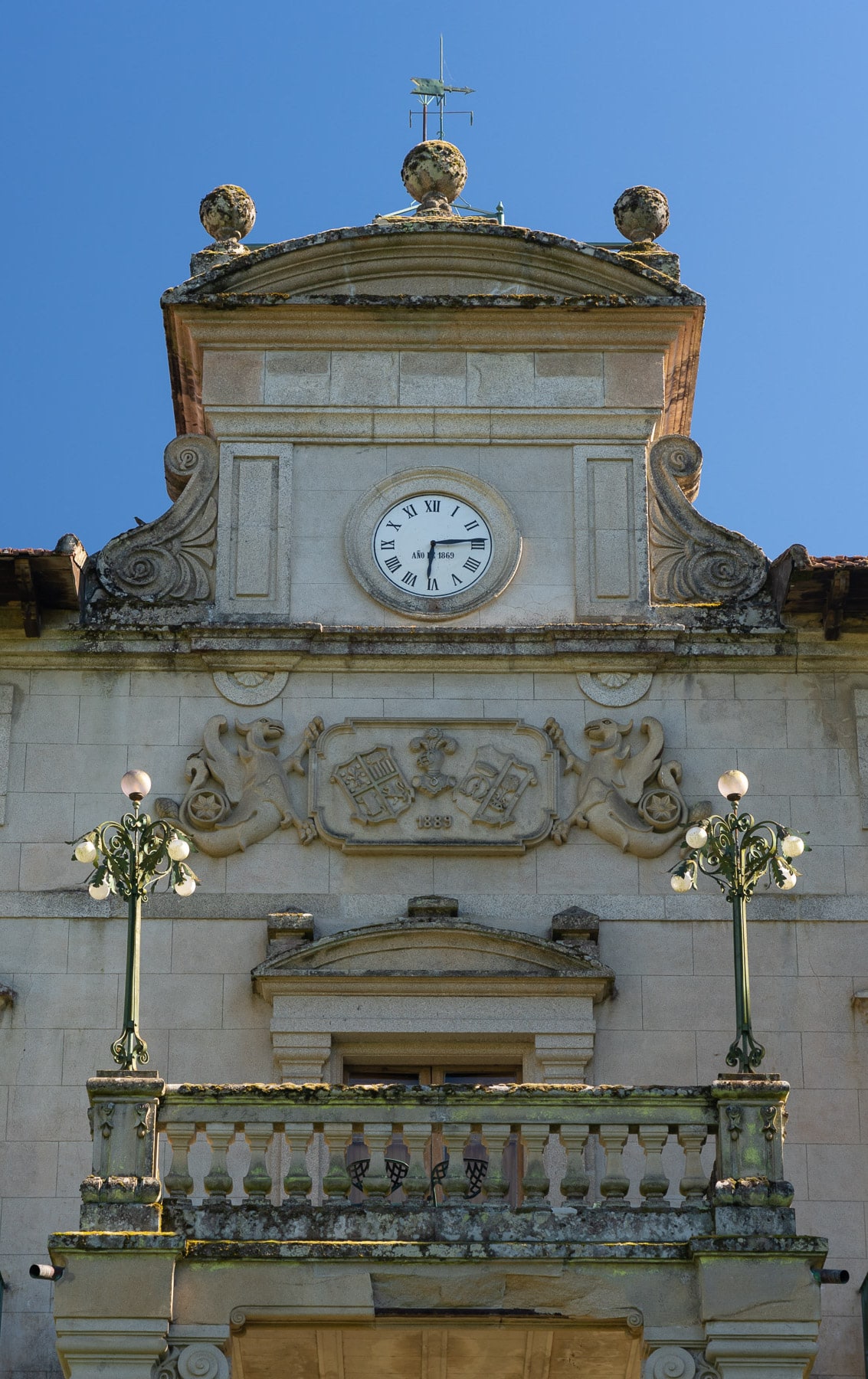 Reloj y escudo heráldico de Pazo de La Cuesta