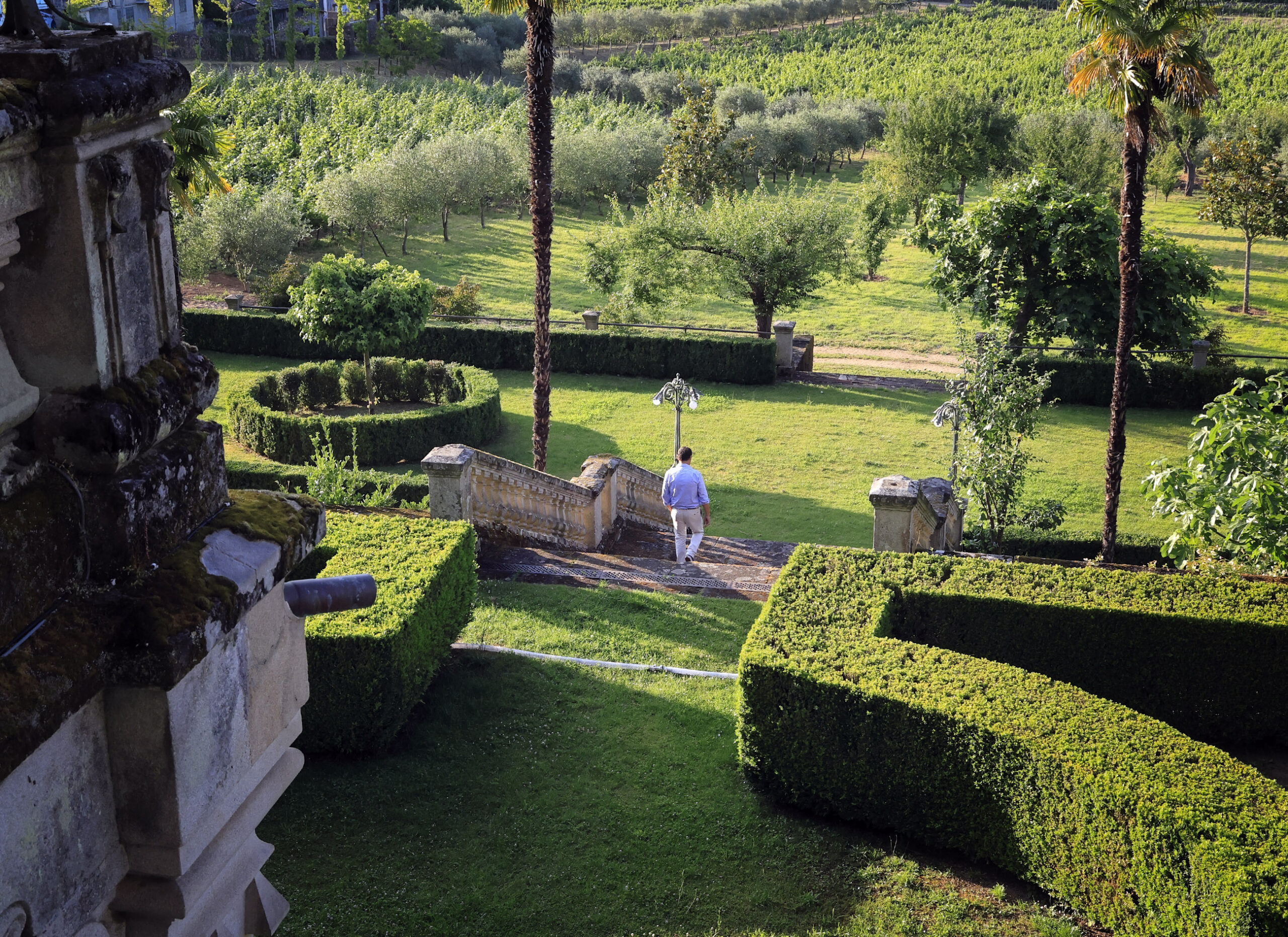 Manuel Bellod baja las escaleras de Pazo de La Cuesta